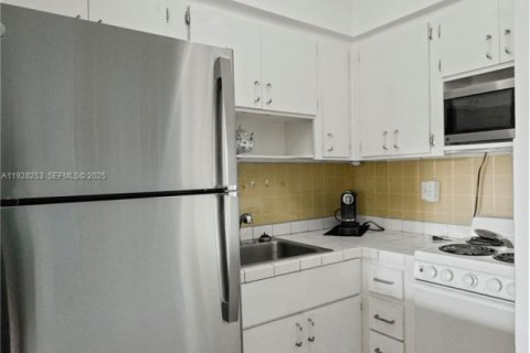 Condo in Hallandale Beach, Florida, 1 bedroom № 1988528 - photo 6