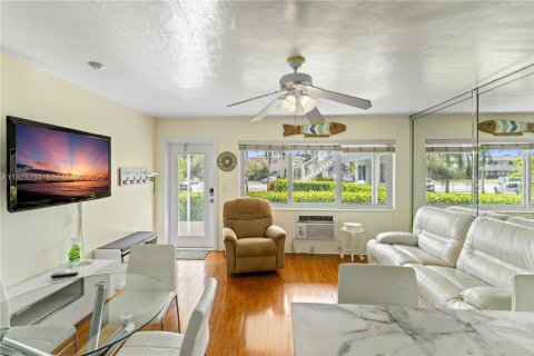 Condo in Hallandale Beach, Florida, 1 bedroom № 1988528 - photo 10
