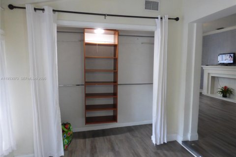 Villa ou maison à louer à North Miami Beach, Floride: 3 chambres, 104.61 m2 № 2008748 - photo 4