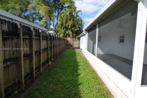 Villa ou maison à louer à North Miami Beach, Floride: 3 chambres, 104.61 m2 № 2008748 - photo 12