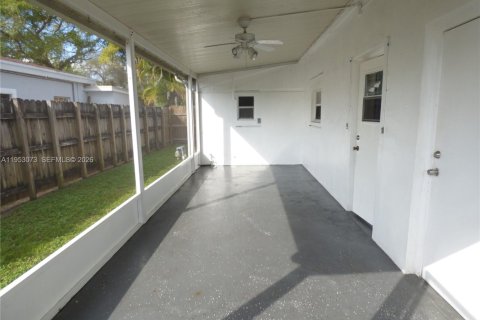 Villa ou maison à louer à North Miami Beach, Floride: 3 chambres, 104.61 m2 № 2008748 - photo 11