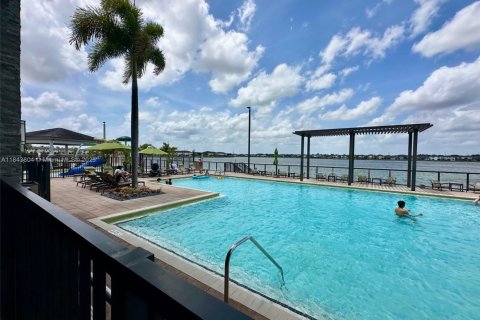 Adosado en alquiler en Miami Lakes, Florida, 3 dormitorios, 137.12 m2 № 1936654 - foto 2