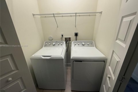 Снять в аренду таунхаус в Майами-Лейкс, Флорида 3 спальни, 137.12м2, № 1936654 - фото 25