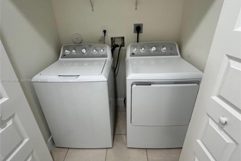 Снять в аренду таунхаус в Майами-Лейкс, Флорида 3 спальни, 137.12м2, № 1936654 - фото 27