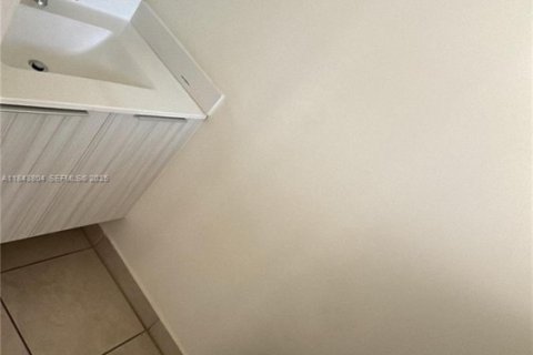 Снять в аренду таунхаус в Майами-Лейкс, Флорида 3 спальни, 137.12м2, № 1936654 - фото 30