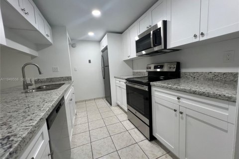 Снять в аренду квартиру в Майами, Флорида 2 спальни, 81.2м2, № 2005008 - фото 3