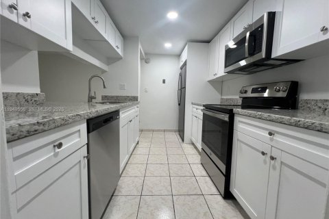 Снять в аренду квартиру в Майами, Флорида 2 спальни, 81.2м2, № 2005008 - фото 2