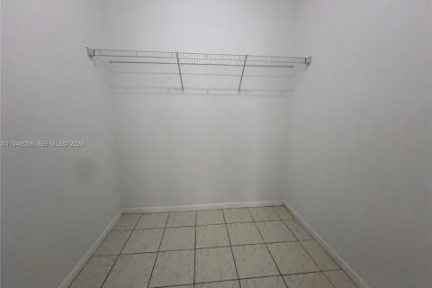 Снять в аренду квартиру в Майами, Флорида 2 спальни, 81.2м2, № 2005008 - фото 14