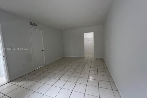 Снять в аренду квартиру в Майами, Флорида 2 спальни, 81.2м2, № 2005008 - фото 15