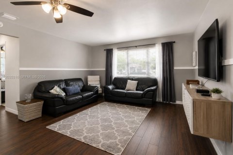 Casa en venta en Pembroke Pines, Florida, 3 dormitorios, 105.63 m2 № 2246123 - foto 8