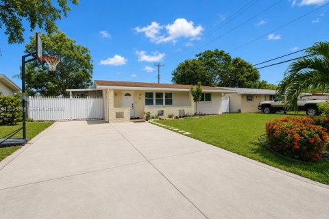 Casa en venta en Pembroke Pines, Florida, 3 dormitorios, 105.63 m2 № 2246123 - foto 2