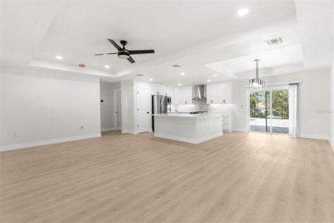 House in Weeki Wachee, Florida 3 bedrooms, 177.44 sq.m. № 1894171 - photo 6