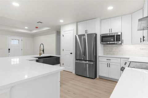 House in Weeki Wachee, Florida 3 bedrooms, 177.44 sq.m. № 1894171 - photo 8