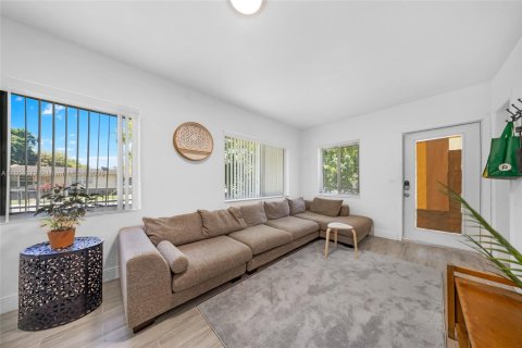 Immobilier commercial à vendre à Miami, Floride: 119.84 m2 № 1864164 - photo 1
