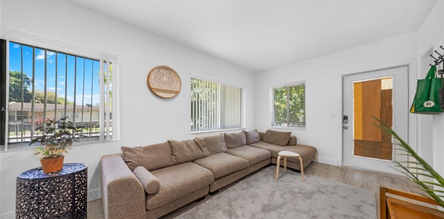 Immobilier commercial à Miami, Floride 119.84 m2 № 1864164