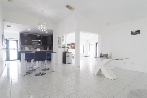 Снять в аренду виллу или дом в Майами, Флорида 3 спальни, 142.79м2, № 1951455 - фото 6