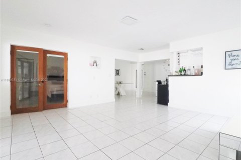 Снять в аренду виллу или дом в Майами, Флорида 3 спальни, 142.79м2, № 1951455 - фото 16