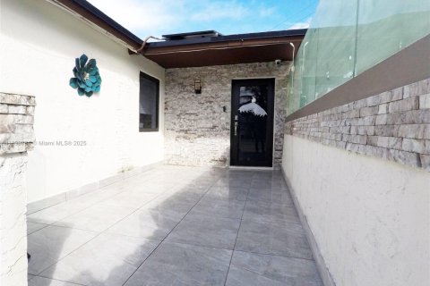 Снять в аренду виллу или дом в Майами, Флорида 3 спальни, 142.79м2, № 1951455 - фото 4