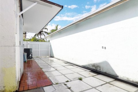 Снять в аренду виллу или дом в Майами, Флорида 3 спальни, 142.79м2, № 1951455 - фото 26