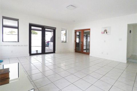 Снять в аренду виллу или дом в Майами, Флорида 3 спальни, 142.79м2, № 1951455 - фото 22