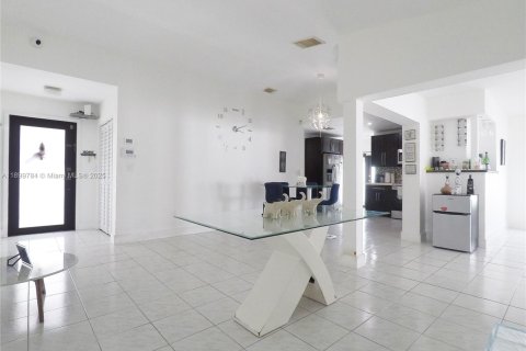 Снять в аренду виллу или дом в Майами, Флорида 3 спальни, 142.79м2, № 1951455 - фото 5