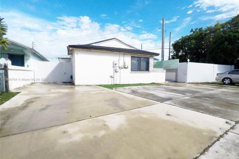 Снять в аренду виллу или дом в Майами, Флорида 3 спальни, 142.79м2, № 1951455 - фото 1