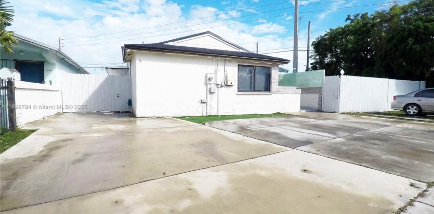 Дом в Майами, Флорида 3 спальни, 142.79м2 № 1951455