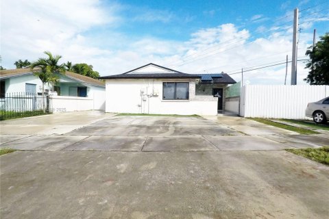 Снять в аренду виллу или дом в Майами, Флорида 3 спальни, 142.79м2, № 1951455 - фото 2