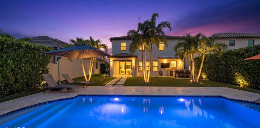 House in Boynton Beach, Florida 4 bedrooms, 216.56 sq.m. № 2175773