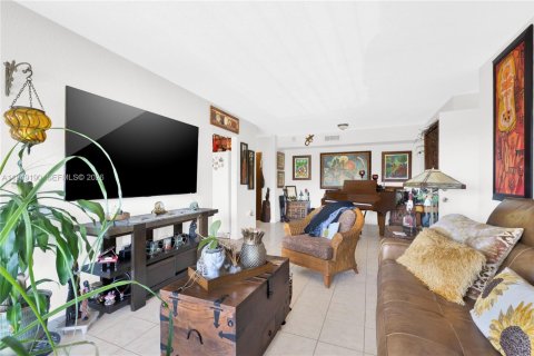 Condo in Miami, Florida, 3 bedrooms № 2011022 - photo 5