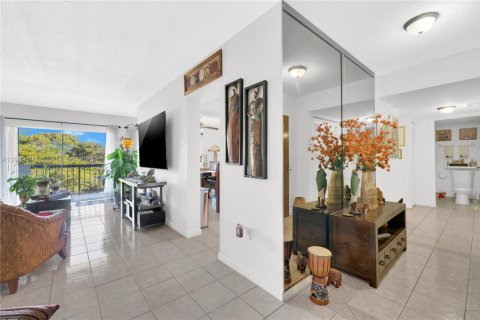 Condo in Miami, Florida, 3 bedrooms № 2011022 - photo 2