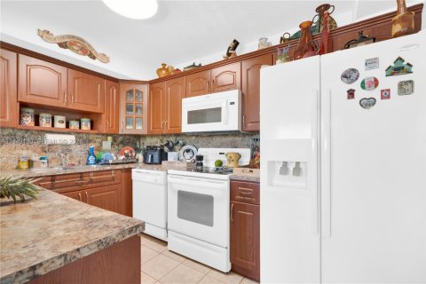 Condo in Miami, Florida, 3 bedrooms № 2011022 - photo 9