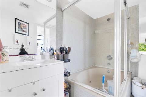 Condo in Miami, Florida, 3 bedrooms № 2011022 - photo 20