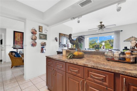 Condo in Miami, Florida, 3 bedrooms № 2011022 - photo 10