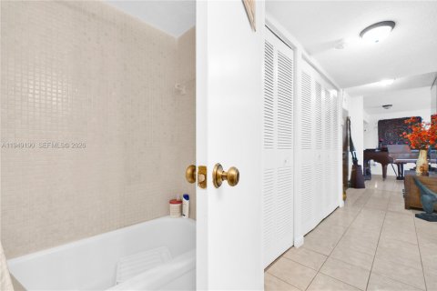 Condo in Miami, Florida, 3 bedrooms № 2011022 - photo 28