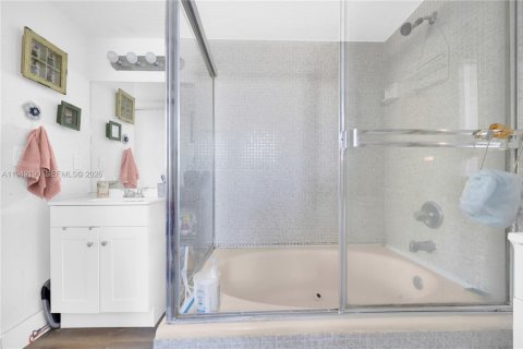 Condo in Miami, Florida, 3 bedrooms № 2011022 - photo 18