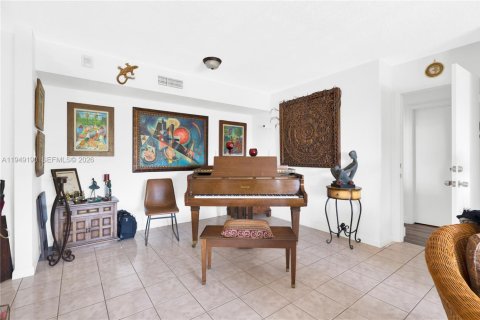 Condo in Miami, Florida, 3 bedrooms № 2011022 - photo 3