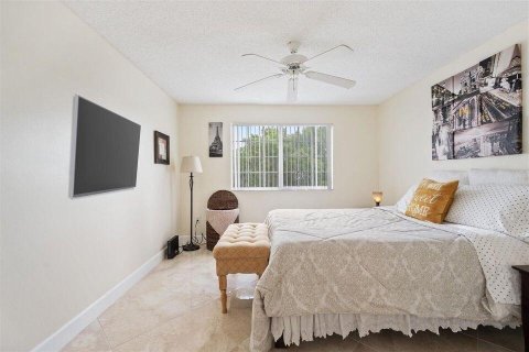 Condo in Royal Palm Beach, Florida, 2 bedrooms № 2168321 - photo 11