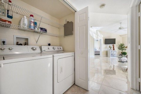 Condo in Royal Palm Beach, Florida, 2 bedrooms № 2168321 - photo 6