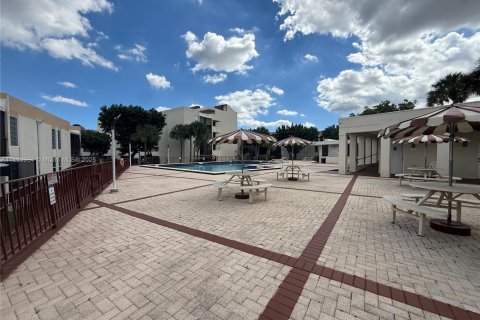 Copropriété à louer à Miami, Floride: 2 chambres, 89.93 m2 № 1947892 - photo 1