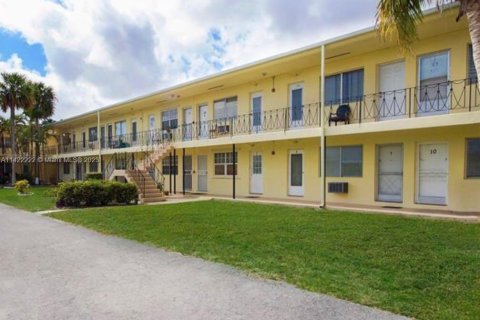 Condo in Miami, Florida, 1 bedroom  № 2021465 - photo 3