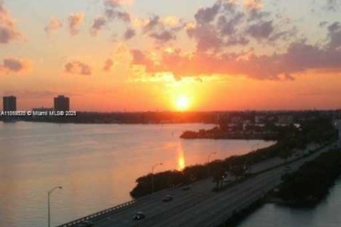 Condo in North Bay Village, Florida, 1 bedroom  № 1779872 - photo 1