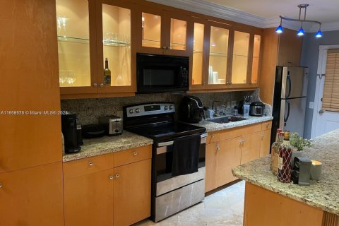 Condo in North Bay Village, Florida, 1 bedroom  № 1779872 - photo 3