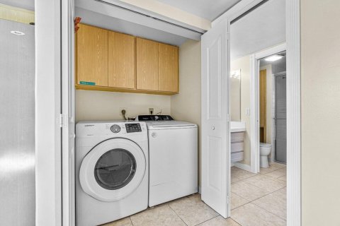 Снять в аренду таунхаус в Лейк-Кларк-Шорс, Флорида 3 спальни, 128.76м2, № 1225757 - фото 1