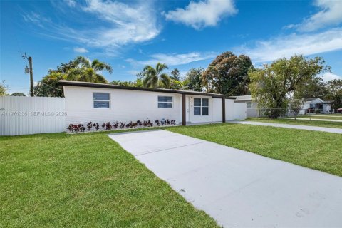 Дом в Холливуд, Флорида 4 спальни, 102.19м2 № 2036605