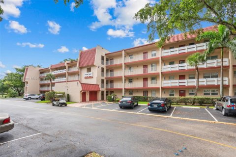 Condominio en venta en Margate, Florida, 1 dormitorio, 68.65 m2 № 1977862 - foto 1