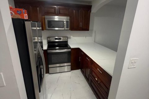 Condo in West Palm Beach, Florida, 2 bedrooms № 2245909 - photo 14