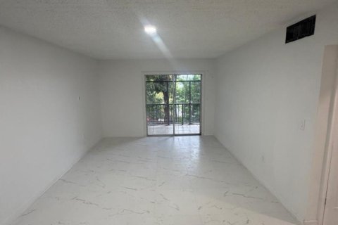 Condo in West Palm Beach, Florida, 2 bedrooms № 2245909 - photo 15