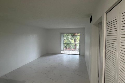 Condo in West Palm Beach, Florida, 2 bedrooms № 2245909 - photo 16