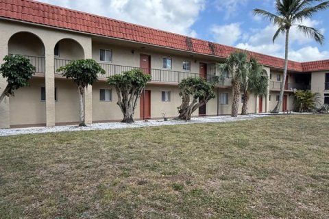 Condo in West Palm Beach, Florida, 2 bedrooms № 2245909 - photo 10